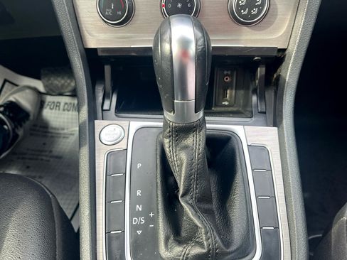 Used 2016 Volkswagen Golf Limited Edition image 25