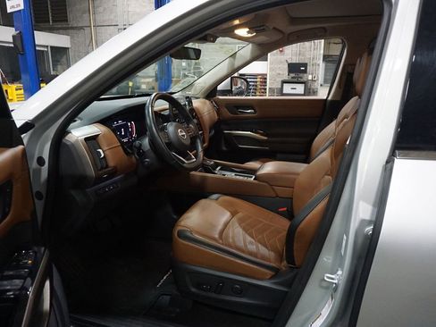 Used 2023 Nissan Pathfinder Platinum image 2