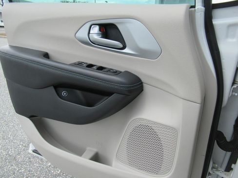 Used 2017 Chrysler Pacifica Platinum FWD image 23