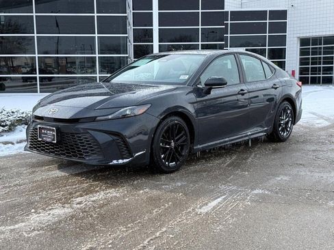 Used 2025 Toyota Camry SE image 7
