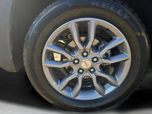 Used 2024 GMC Terrain SLT image 27