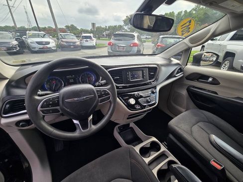 Used 2017 Chrysler Pacifica LX FWD image 22