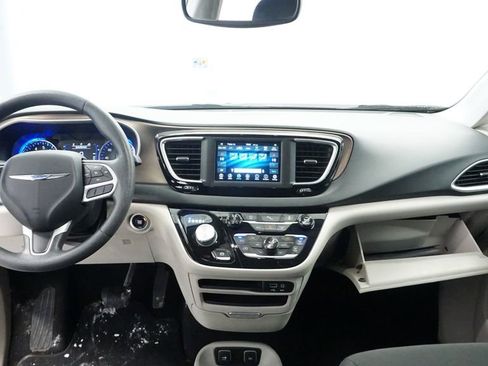 Certified 2018 Chrysler Pacifica Touring Plus image 22