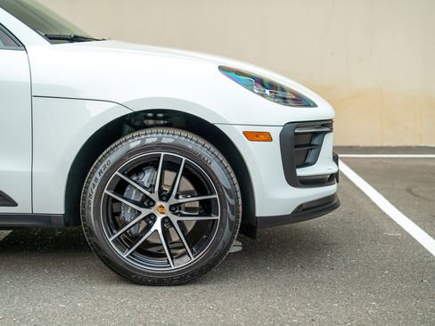 Used 2025 Porsche Macan image 9