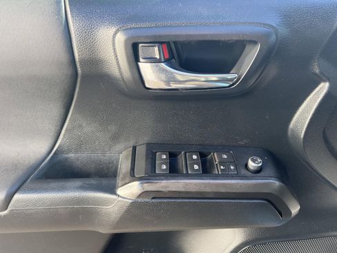 Used 2016 Toyota Tacoma TRD Sport image 11