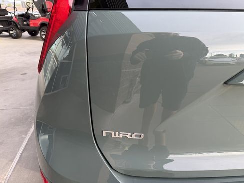 Used 2024 Kia Niro EX image 14