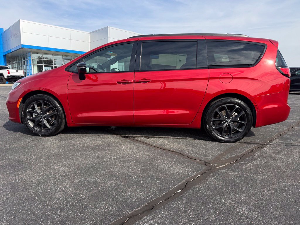 Used 2025 Chrysler Pacifica Limited FWD image 8