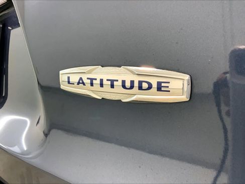 Used 2020 Jeep Cherokee Latitude w/ Cold Weather Group AWD/4WD image 29