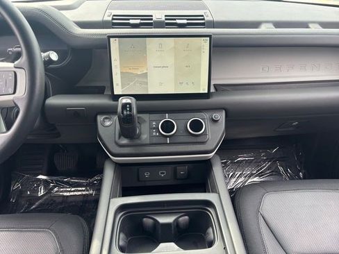 Used 2023 Land Rover Defender 130 X-Dynamic SE image 17