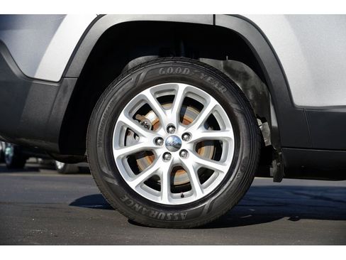 Used 2017 Jeep Cherokee Latitude image 11