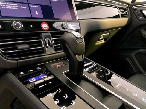 Certified 2026 Porsche Macan AWD/4WD image 17