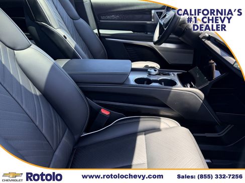 Used 2026 Cadillac Vistiq Platinum w/ LPO, Floor Liner Package AWD/4WD image 8