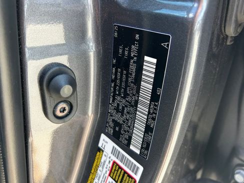 Used 2025 Toyota Highlander XLE FWD image 10