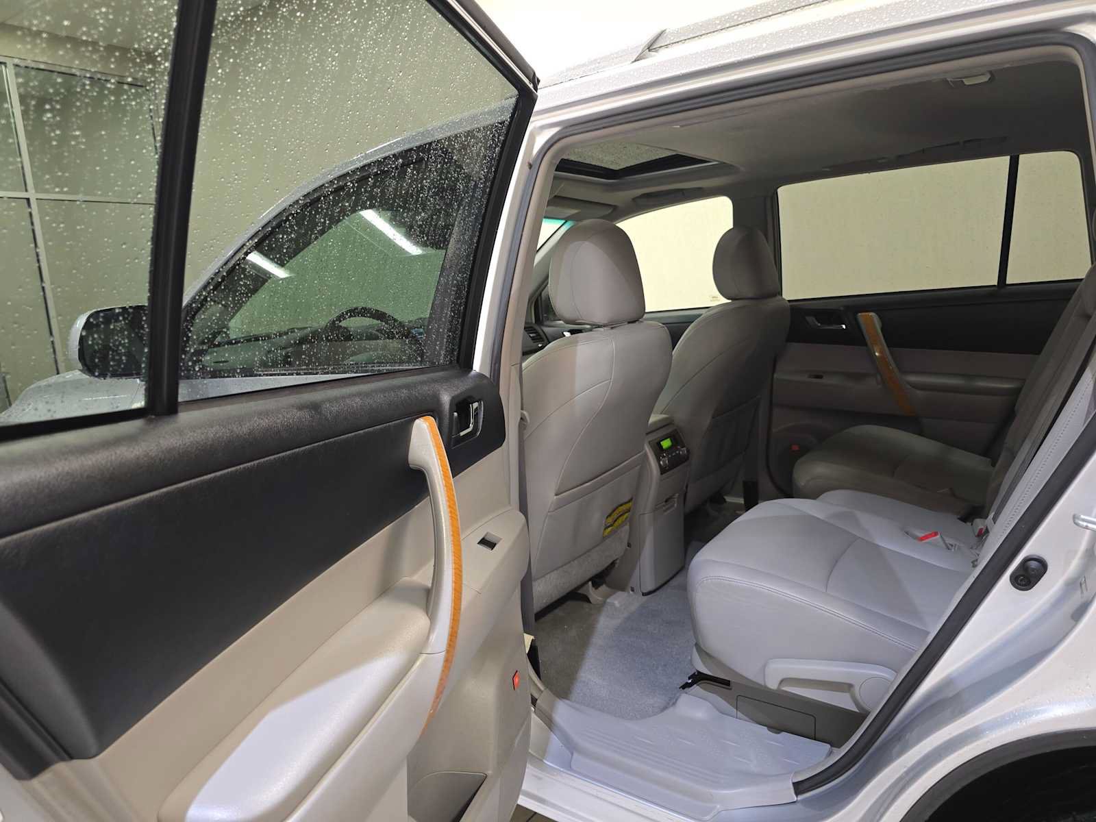 Used 2010 Toyota Highlander Limited AWD/4WD image 25