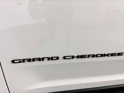 Used 2023 Jeep Grand Cherokee Altitude AWD/4WD image 8