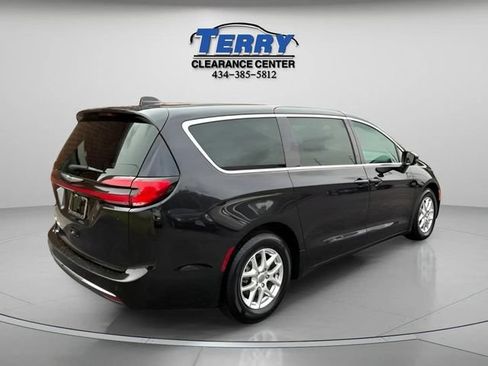 Used 2023 Chrysler Pacifica Touring-L FWD image 5