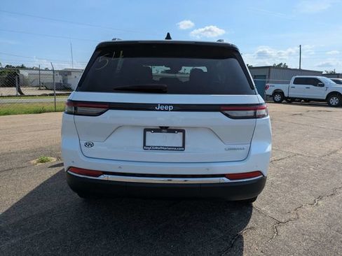 Used 2023 Jeep Grand Cherokee Laredo RWD image 5