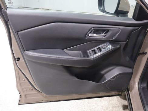 Used 2025 Nissan Rogue SV image 13