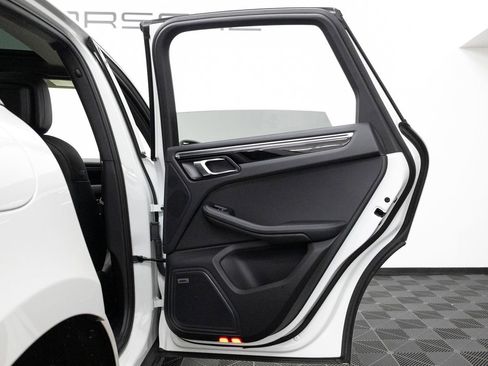 Certified 2023 Porsche Macan AWD/4WD image 28