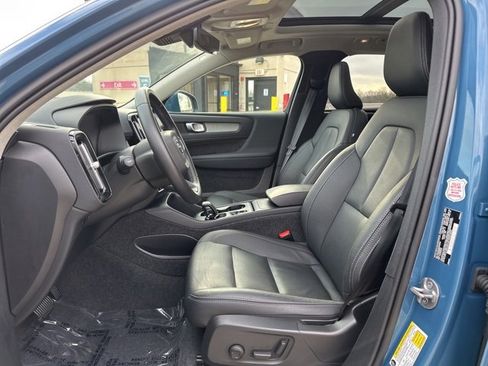 Certified 2025 Volvo XC40 B5 Core image 17
