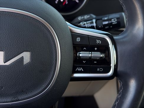 Used 2024 Kia Carnival LX image 29