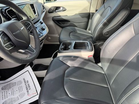 Used 2024 Chrysler Pacifica Touring-L FWD image 12