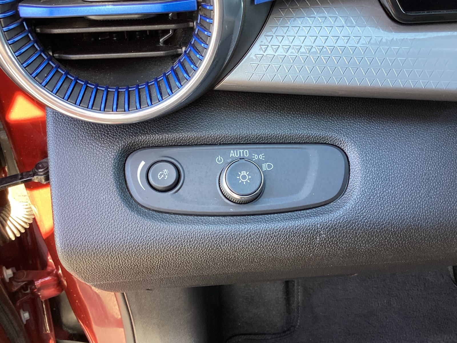 Used 2025 Chevrolet Trax LT FWD image 28