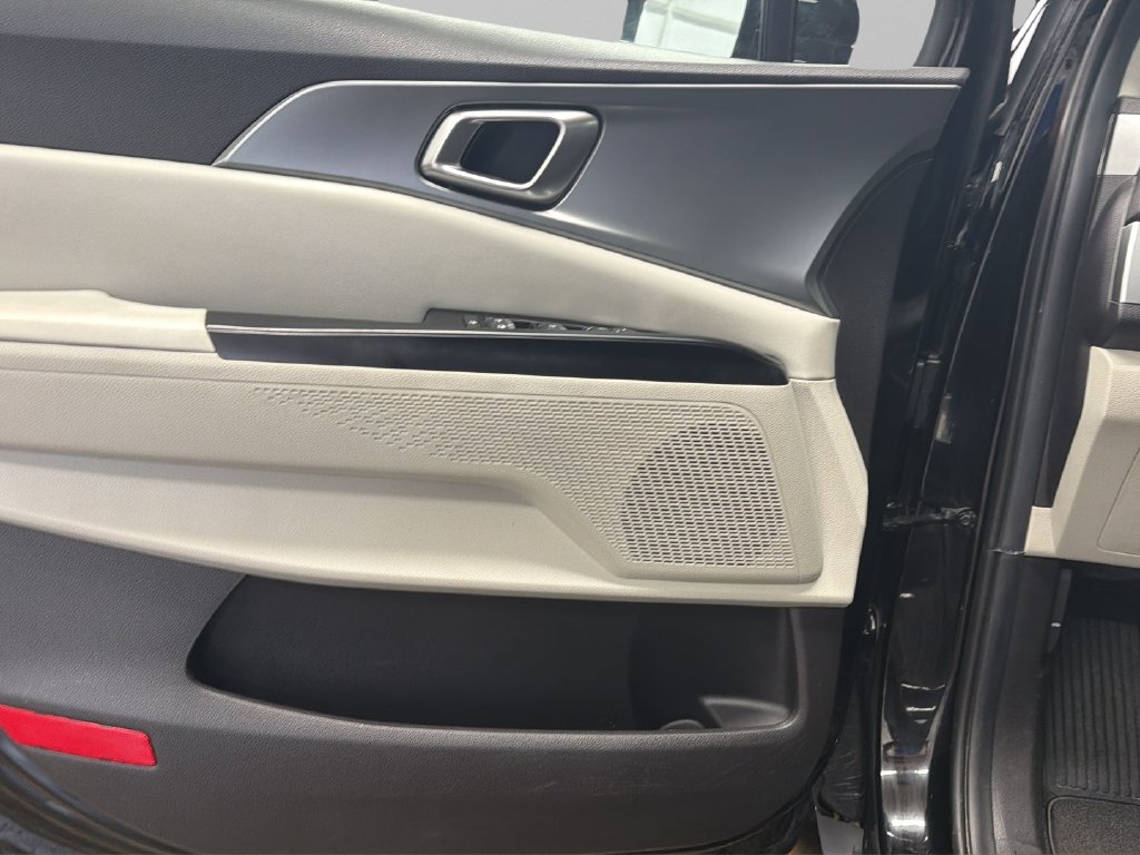 Used 2023 Kia Carnival LX FWD image 27