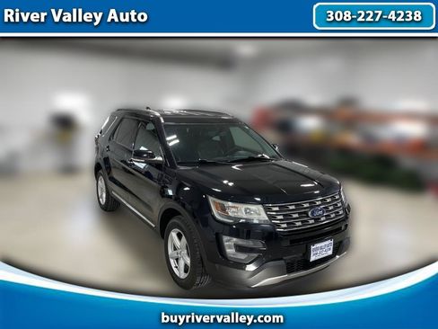 Used 2017 Ford Explorer XLT w/ Equipment Group 202A AWD/4WD image 1
