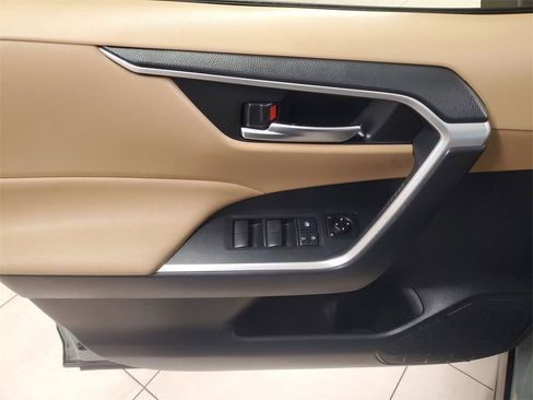 Used 2020 Toyota RAV4 XLE image 17