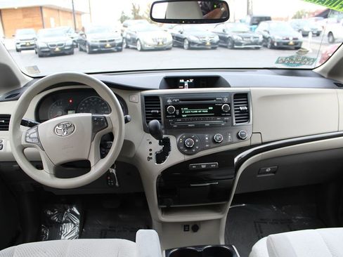 Used 2012 Toyota Sienna LE image 27