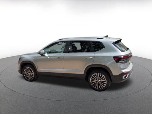 Used 2025 Volkswagen Taos SE FWD image 10
