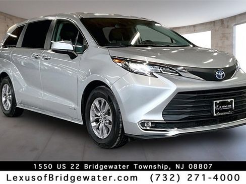 Used 2021 Toyota Sienna XLE image 1