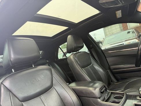 Used 2014 Chrysler 300 C RWD image 17