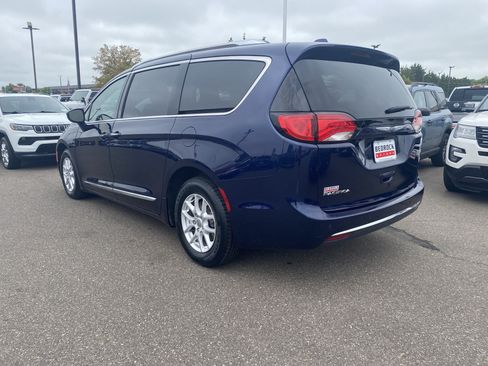 Used 2020 Chrysler Pacifica Touring-L FWD image 2