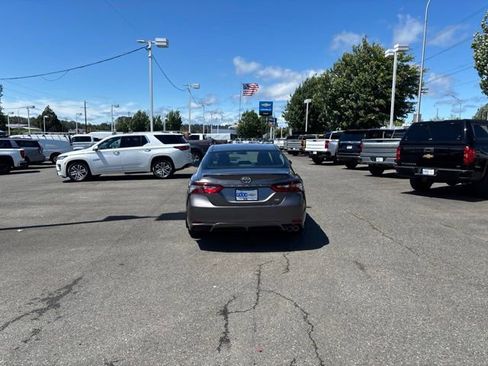 Used 2024 Toyota Camry SE FWD image 4