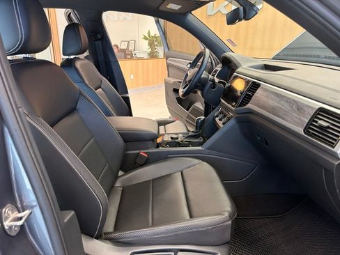 Used 2022 Volkswagen Atlas Cross Sport SE w/ Black Wheel Package AWD/4WD image 50