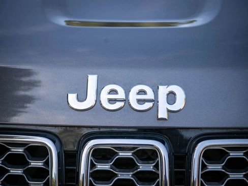 Used 2017 Jeep Grand Cherokee Overland image 15