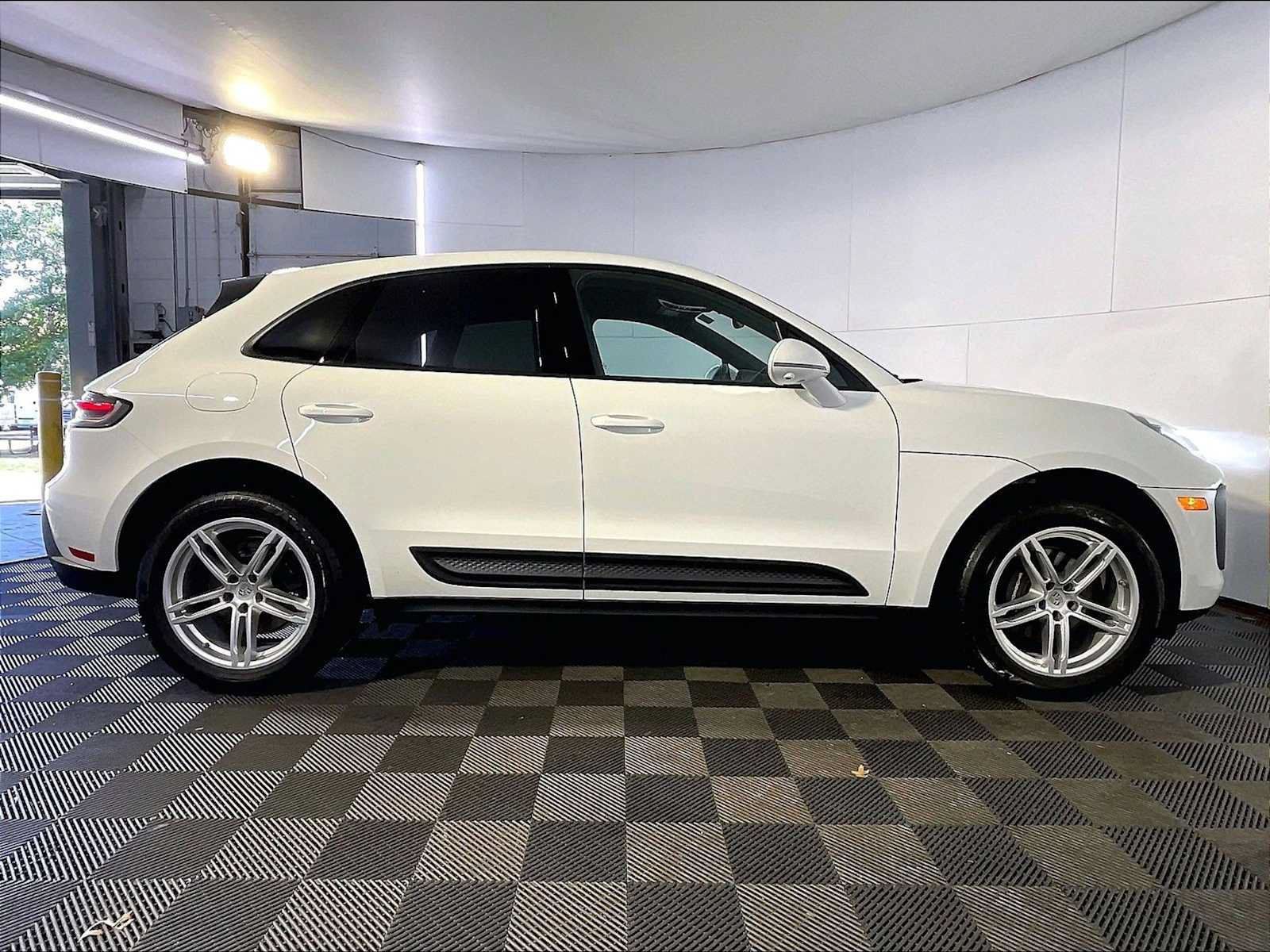 Certified 2023 Porsche Macan AWD/4WD image 8