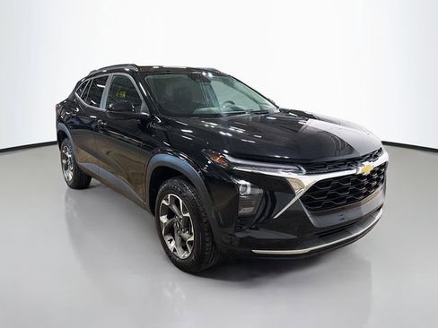 Used 2024 Chevrolet Trax LT w/ LT Convenience Package FWD image 5