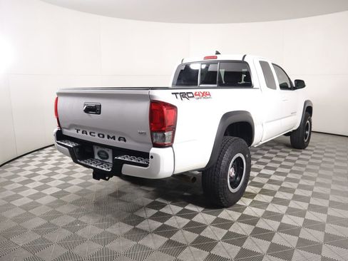 Used 2017 Toyota Tacoma TRD Off-Road image 5