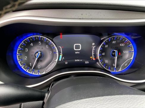 Used 2023 Chrysler Pacifica Touring-L FWD image 21