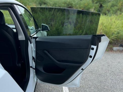 Used 2022 Tesla Model Y Long Range image 35