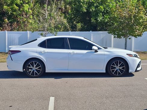 Used 2021 Toyota Camry SE image 4