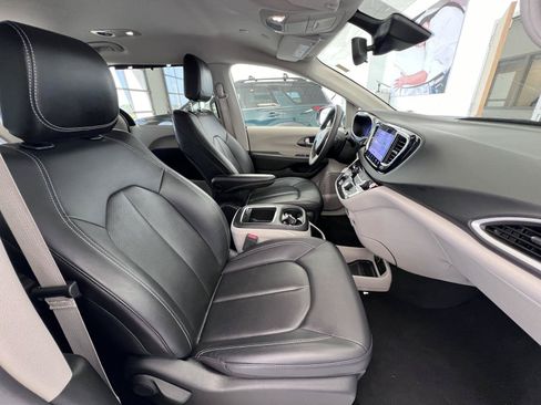 Used 2024 Chrysler Pacifica Touring-L FWD image 19