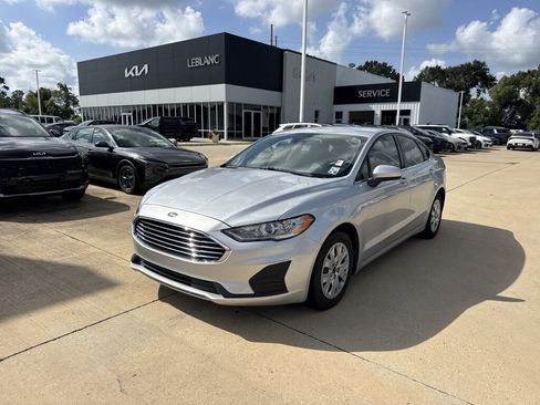 Used 2019 Ford Fusion S FWD image 3