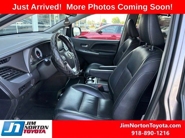 Used 2020 Toyota Sienna SE w/ SE Preferred Package FWD image 6