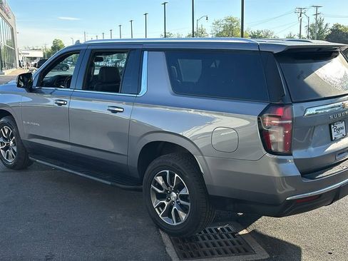 Used 2022 Chevrolet Suburban LT w/ LT Signature Package AWD/4WD image 4