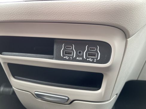 Used 2024 Chrysler Pacifica Touring-L image 30