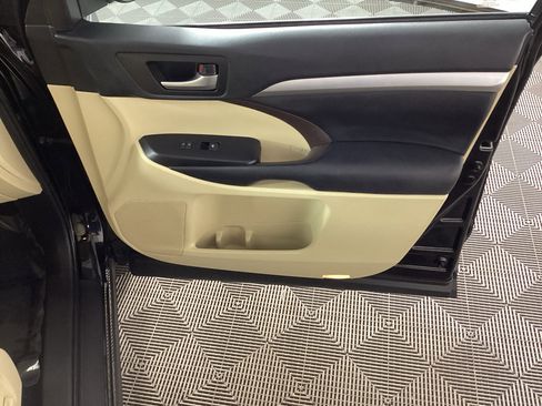 Used 2019 Toyota Highlander XLE AWD/4WD image 9